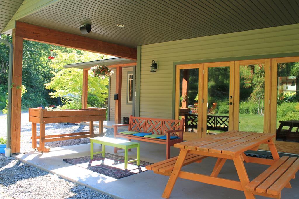 Windborne Bed & Breakfast Castlegar Extérieur photo